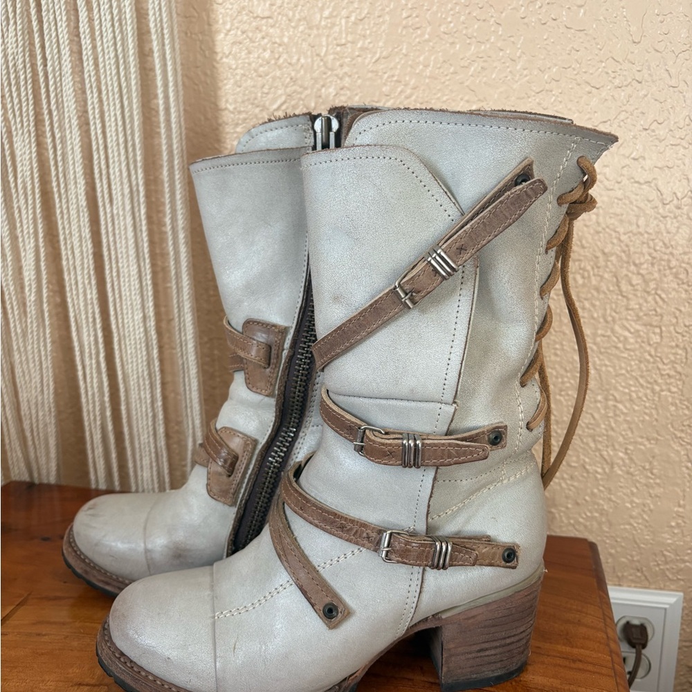 Cora Freebird boots- White